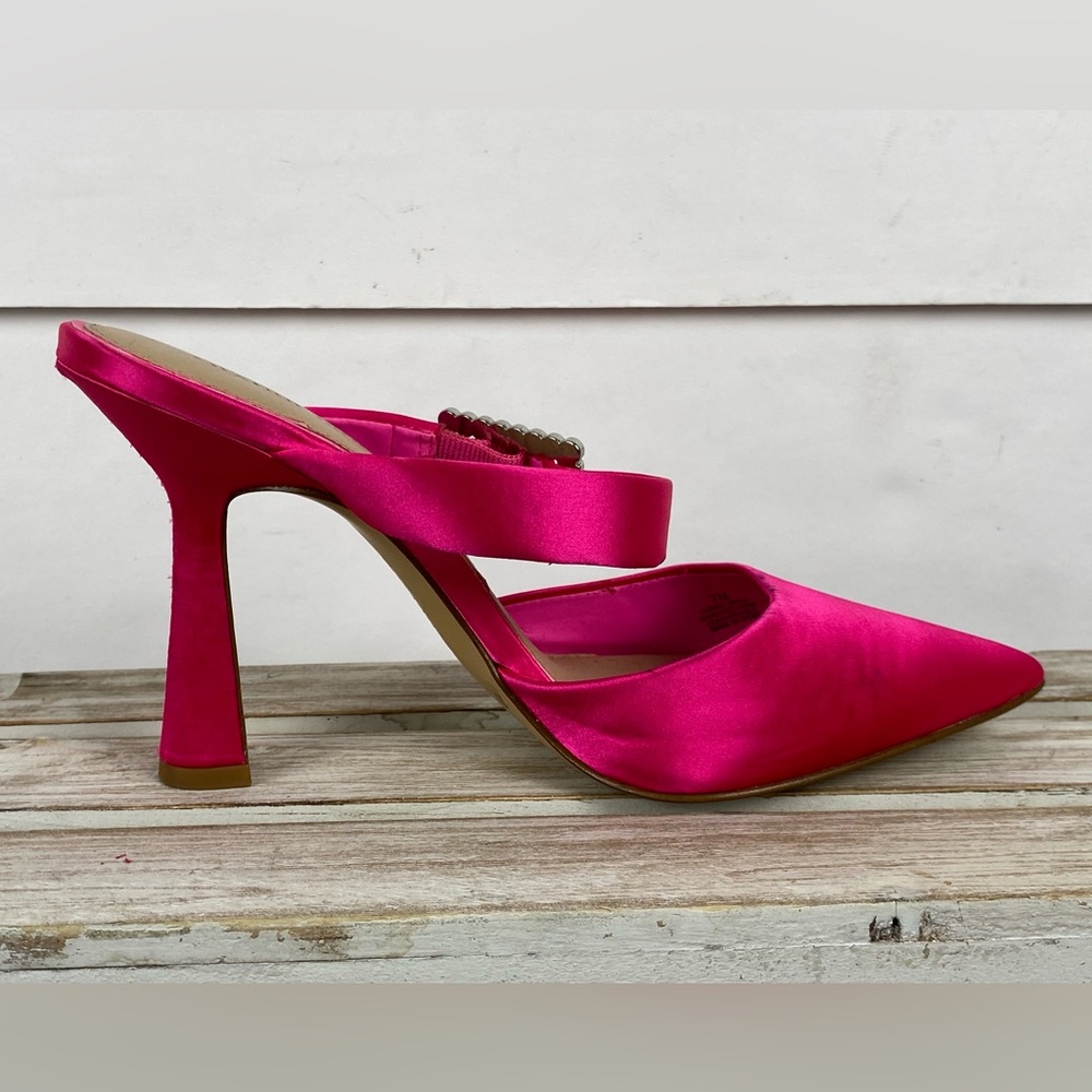 Gianni Bini Hot Pink Fuschia Satin jeweled heels with curvy heel size 7M Barbie - Picture 2 of 13